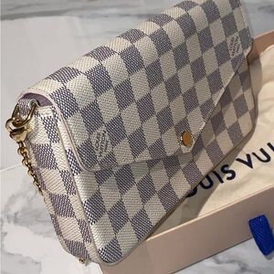 Louis Vuitton pochette like new